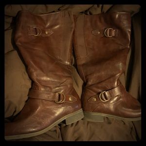 Brown Cloudwalker boots.